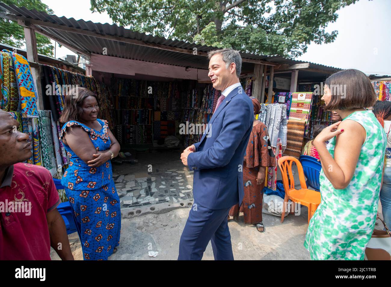 Le Premier ministre Alexander de Croo et l'épouse de de Croo Annik Penders photographiés lors d'une rencontre avec les 'hommes' au marché de la plage Ngobila, lors d'une visite officielle du couple royal belge en République démocratique du Congo, jeudi 09 juin 2022, à Kinshasa. Le roi et la reine de Belgique visiteront Kinshasa, Lubumbashi et Bukavu de 7 juin à 13 juin. BELGA PHOTO NICOLAS MATERLINCK Banque D'Images