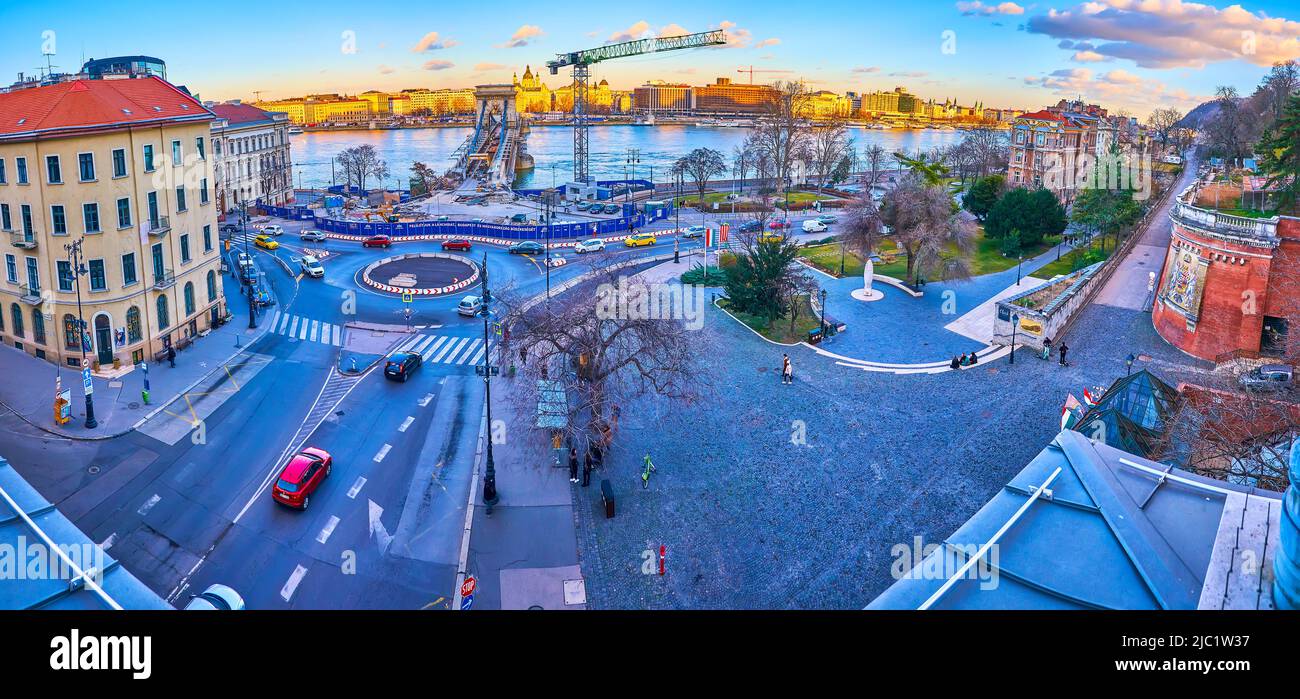 BUDAPEST, HONGRIE - 23 FÉVRIER 2022 : Panorama de la place Clark Adam avec le Danube et le pont de la chaîne, sur 23 février à Budapest, Hongrie Banque D'Images