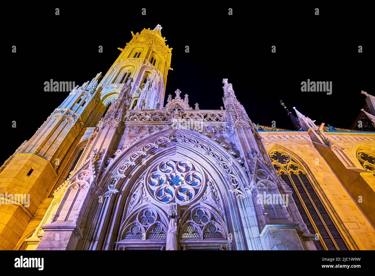 La façade lacée exceptionnelle de l'église Matthias dans un éclairage nocturne lumineux, Budapest, Hongrie Banque D'Images