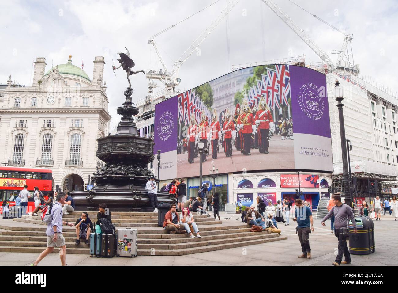 Londres, Angleterre, Royaume-Uni. 9th juin 2022. Des images sélectionnées du week-end du Jubilé de platine de la Reine, qui a eu lieu le 2-5 juin, ont été affichées sur le célèbre écran de Piccadilly Lights à Piccadilly Circus. (Image de crédit : © Vuk Valcic/ZUMA Press Wire) Banque D'Images