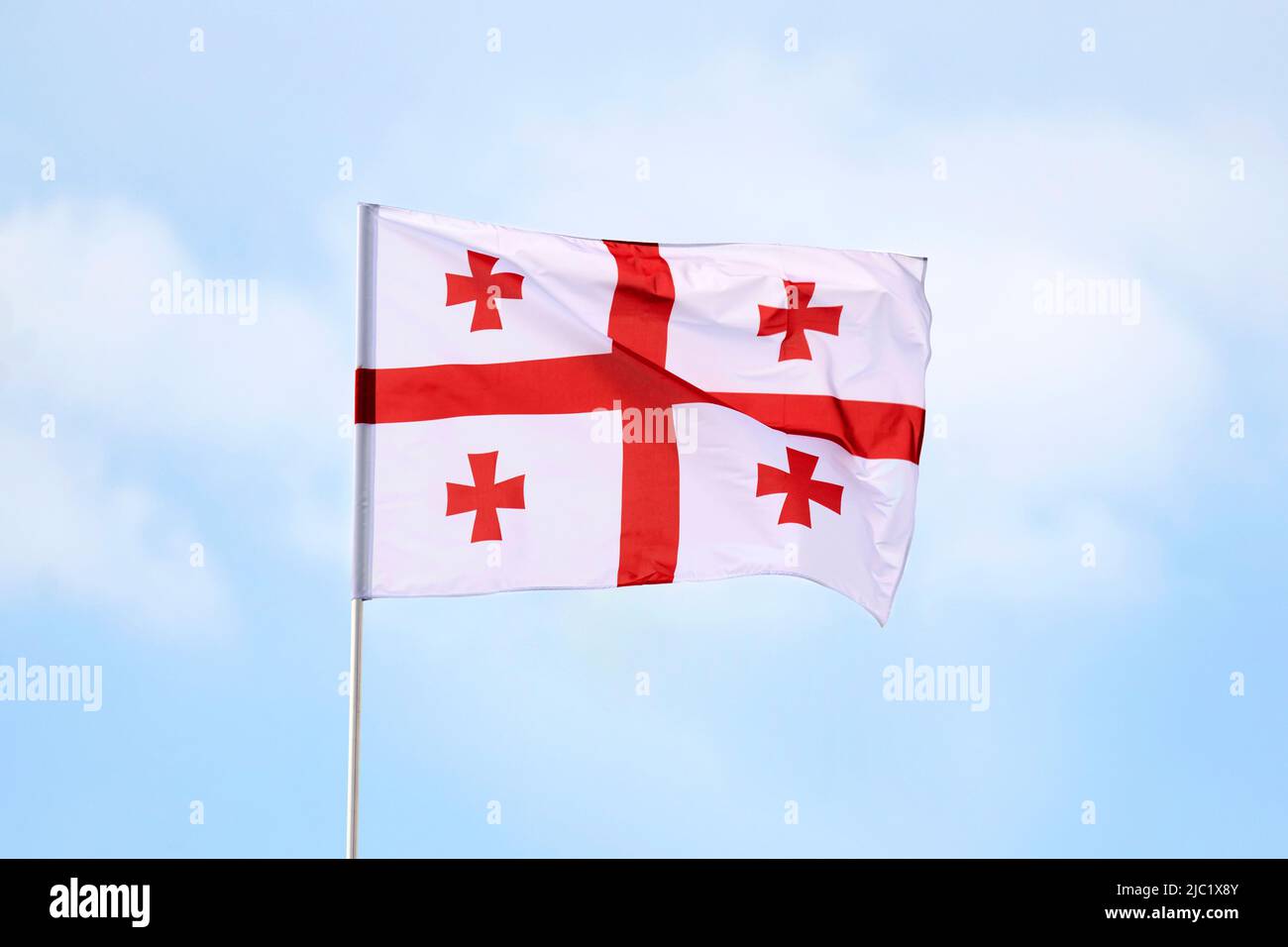 Le drapeau de la Géorgie est une bannière blanche avec cinq croix rouges Banque D'Images