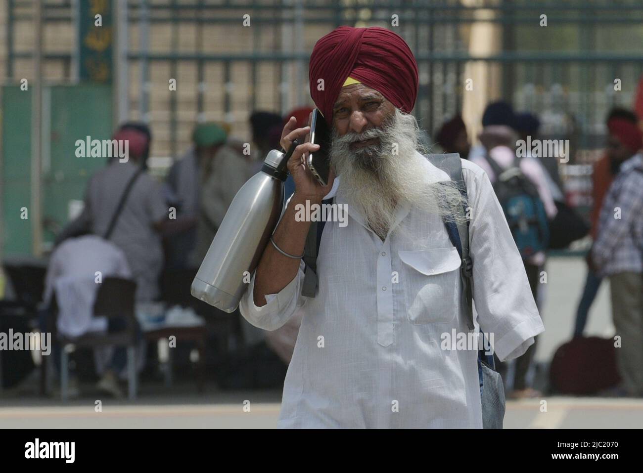 Wagah Boarder, Pakistan, 08/06/2022, des pèlerins sikhs indiens entrant au Pakistan par Wagah Boarder pour assister à la référence de Condorence 416th (Jor Mela) de Guru Arjan Dev Ji à Lahore. Un grand nombre de Yatrees sikhs sont arrivés au Pakistan par la frontière de Wagha pour participer à des rituels religieux à l'occasion de Joor Mela.Sikhs de tout le pays et de l'étranger versés dans Gurdwara Punja Sahib à Hassanabdal, le troisième site le plus sacré de la religion sikhs, pour marquer Shaheedi Jor Mela, Le cinquième anniversaire de la mort en 416th des 11 gourous sikhs, Guru Arjan Dev Ji. (Photo de Rana Sajid Hussain/Pacific Pr Banque D'Images