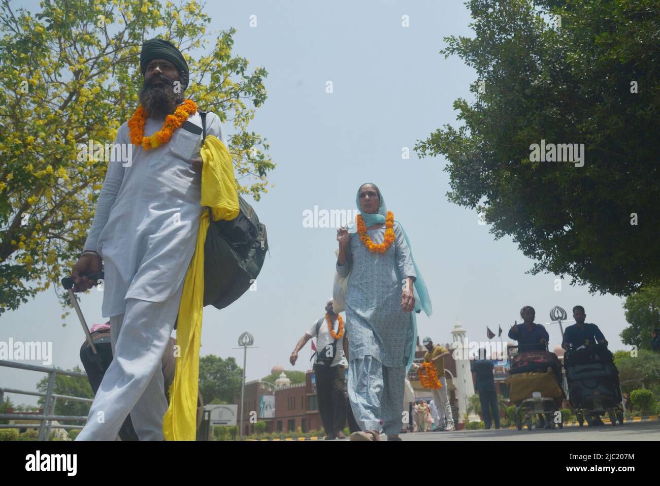 Wagah Boarder, Pakistan, 08/06/2022, des pèlerins sikhs indiens entrant au Pakistan par Wagah Boarder pour assister à la référence de Condorence 416th (Jor Mela) de Guru Arjan Dev Ji à Lahore. Un grand nombre de Yatrees sikhs sont arrivés au Pakistan par la frontière de Wagha pour participer à des rituels religieux à l'occasion de Joor Mela.Sikhs de tout le pays et de l'étranger versés dans Gurdwara Punja Sahib à Hassanabdal, le troisième site le plus sacré de la religion sikhs, pour marquer Shaheedi Jor Mela, Le cinquième anniversaire de la mort en 416th des 11 gourous sikhs, Guru Arjan Dev Ji. (Photo de Rana Sajid Hussain/Pacific Pr Banque D'Images