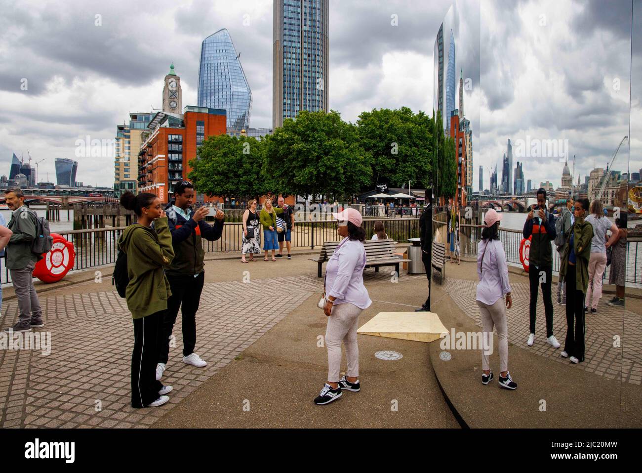 Londres, Royaume-Uni. 9th juin 2022. Les gens qui apprécient la vue de la ville de Londres se reflètent dans une nouvelle exposition de Saint Laurent intitulée Self 07 qui présente 6 photographes de Magnum avec des photos dans 6 villes, organisée par Anthony Vaccarello. Crédit : Karl Black/Alay Live News Banque D'Images