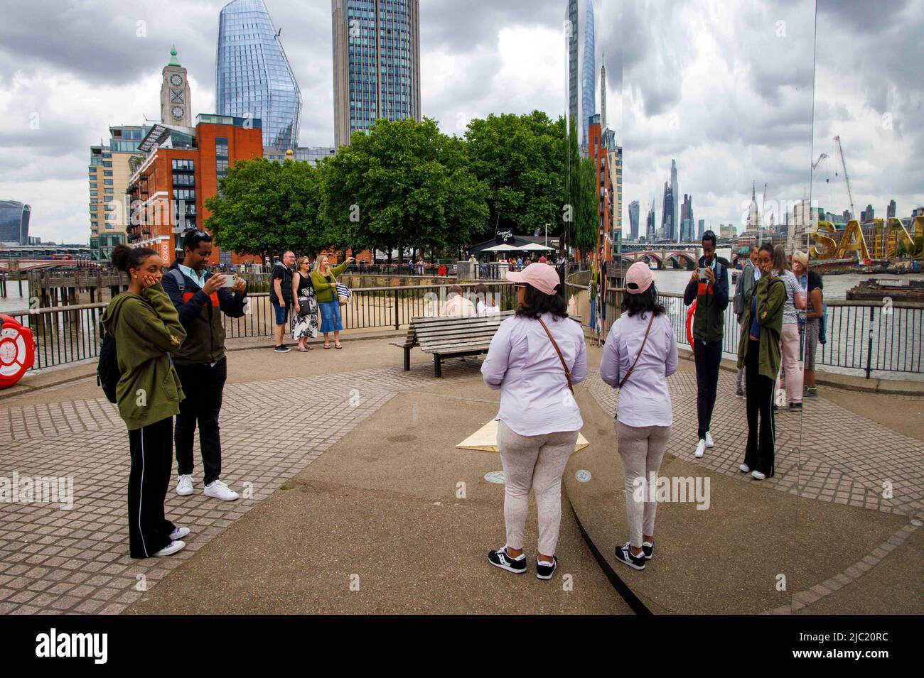 Londres, Royaume-Uni. 9th juin 2022. Les gens qui apprécient la vue de la ville de Londres se reflètent dans une nouvelle exposition de Saint Laurent intitulée Self 07 qui présente 6 photographes de Magnum avec des photos dans 6 villes, organisée par Anthony Vaccarello. Crédit : Karl Black/Alay Live News Banque D'Images