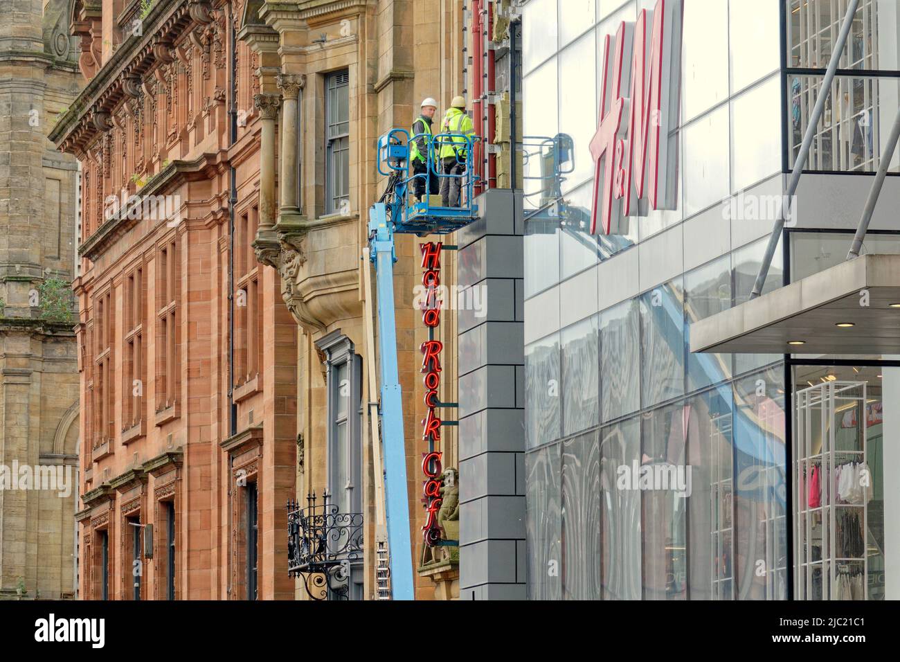 Glasgow, Écosse, Royaume-Uni 9th juin 2022.retrait du revêtement dans le nouveau magasin phare, sur Buchanan Street, à côté du café Hard Rock, tandis que les acheteurs de buchanan Street, le style Mile écossais, passent sous Credit Gerard Ferry/Alay Live News Banque D'Images