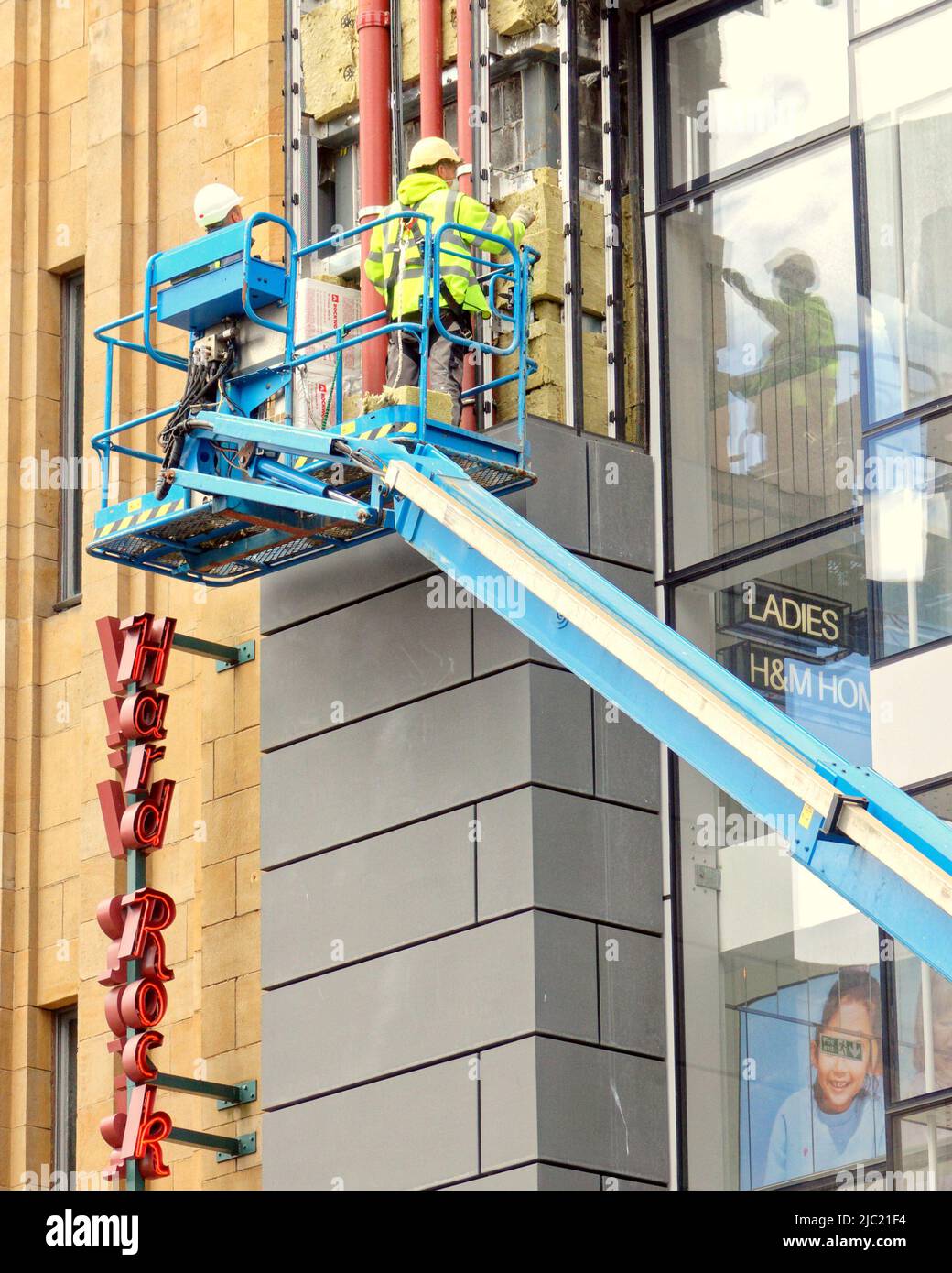 Glasgow, Écosse, Royaume-Uni 9th juin 2022.retrait du revêtement dans le nouveau magasin phare, sur Buchanan Street, à côté du café Hard Rock, tandis que les acheteurs de buchanan Street, le style Mile écossais, passent sous Credit Gerard Ferry/Alay Live News Banque D'Images