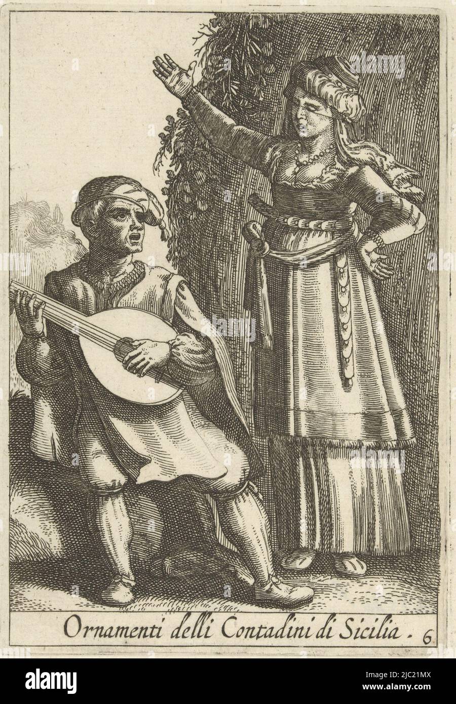 Un couple paysan vêtu de la mode de Sicile, Italie. Le couple est affiché sur toute la longueur. L'homme assis joue le luth, sa tête ornée d'un béret. Il accompagne la chantante debout à côté de lui. La femme porte une robe avec une ceinture, sa tête est partiellement couverte d'une petite tête à laquelle un voile est attaché. L'imprimé fait partie d'une série de douze parties de reproductions représentant des costumes italiens, couple paysan habillé selon la mode sicilienne Ornamenti delli Contadini di Sicilia (titre sur objet) costumes d'Italie (titre de série), Pieter Lastman, imprimeur: Anonyme, éditeur Banque D'Images