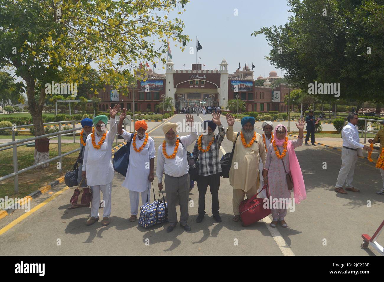 8 juin 2022, Lahore, Punjab, Pakistan: Des pèlerins sikhs indiens entrent au Pakistan par la frontière de Wagah pour assister à la référence de Condorence 416th (Jor Mela) de Guru Arjan Dev Ji à Lahore. Un grand nombre de Yatrees sikhs sont arrivés au Pakistan par la frontière de Wagha pour participer à des rituels religieux à l'occasion de Joor Mela.Sikhs de tout le pays et de l'étranger versés dans Gurdwara Punja Sahib à Hassanabdal, le troisième site le plus sacré de la religion sikhs, pour marquer Shaheedi Jor Mela, Le cinquième anniversaire de la mort en 416th des 11 gourous sikhs, Guru Arjan Dev Ji. (Credit image: © Rana Sajid Hussain/Pa Banque D'Images