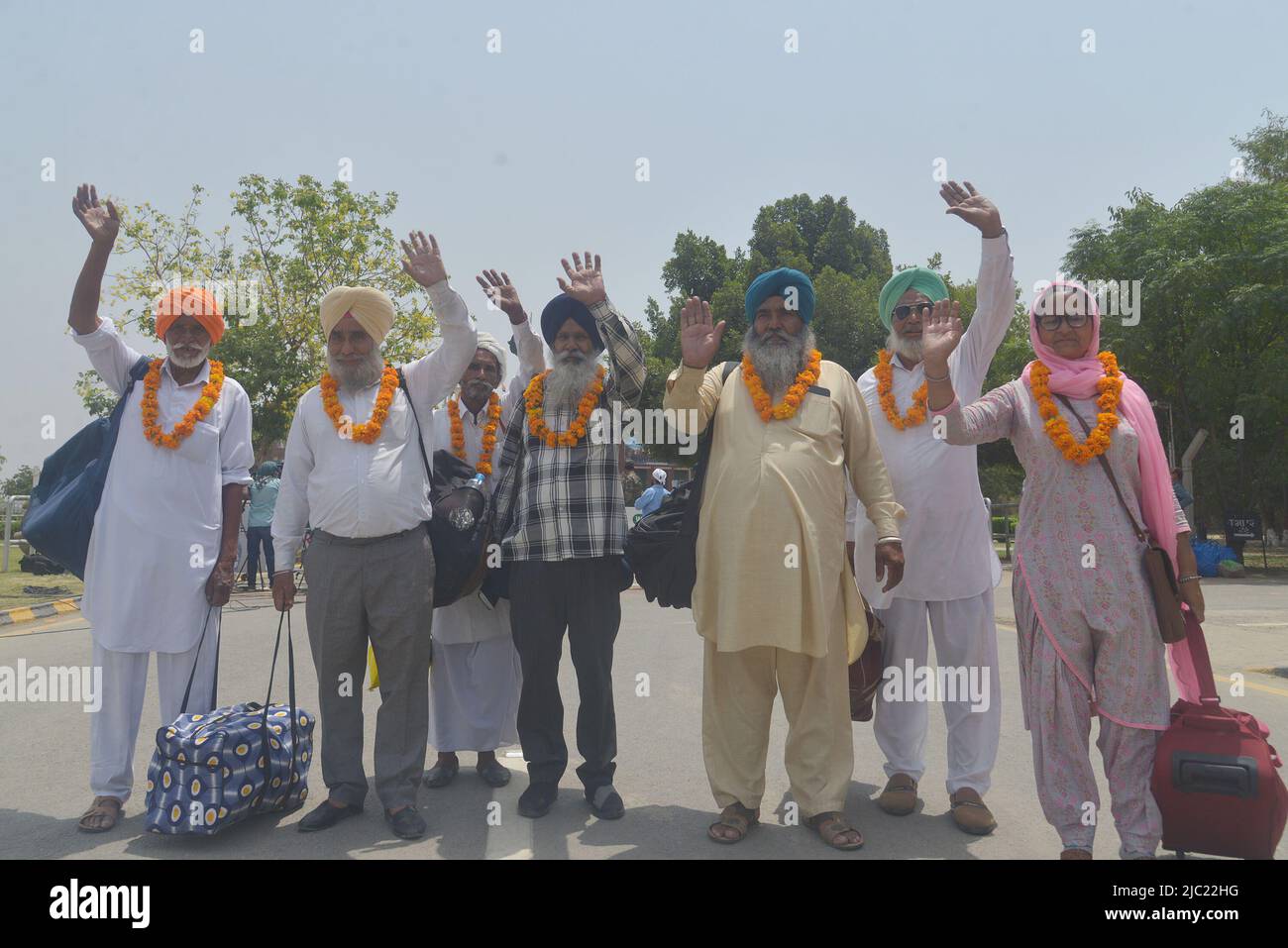 8 juin 2022, Lahore, Punjab, Pakistan: Des pèlerins sikhs indiens entrent au Pakistan par la frontière de Wagah pour assister à la référence de Condorence 416th (Jor Mela) de Guru Arjan Dev Ji à Lahore. Un grand nombre de Yatrees sikhs sont arrivés au Pakistan par la frontière de Wagha pour participer à des rituels religieux à l'occasion de Joor Mela.Sikhs de tout le pays et de l'étranger versés dans Gurdwara Punja Sahib à Hassanabdal, le troisième site le plus sacré de la religion sikhs, pour marquer Shaheedi Jor Mela, Le cinquième anniversaire de la mort en 416th des 11 gourous sikhs, Guru Arjan Dev Ji. (Credit image: © Rana Sajid Hussain/Pa Banque D'Images