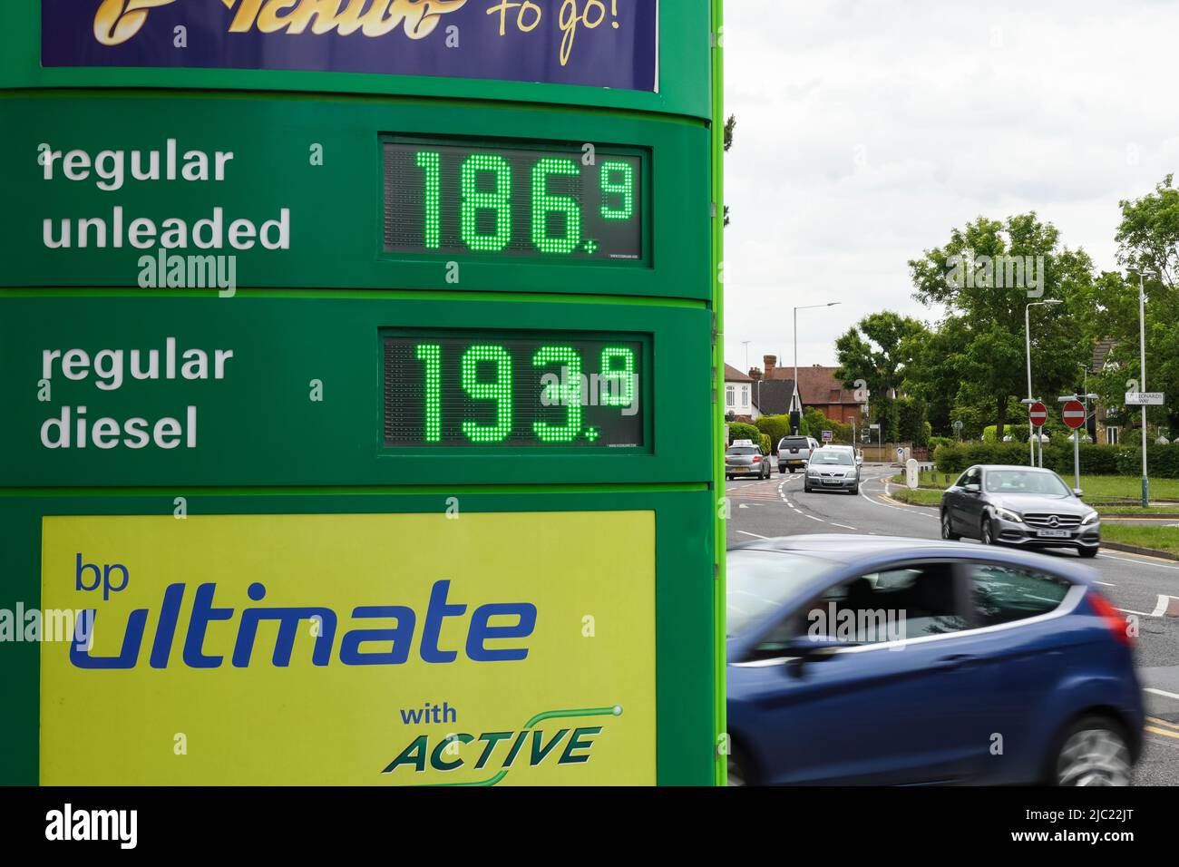 Hornchurch, Essex, Royaume-Uni. 9th juin 2022. Les prix du carburant au Royaume-Uni sont à un niveau record. Le coût du remplissage de la voiture d'avaraage avec de l'essence atteint £100. Credit: Marcin Rogozinski/Alay Live News Banque D'Images