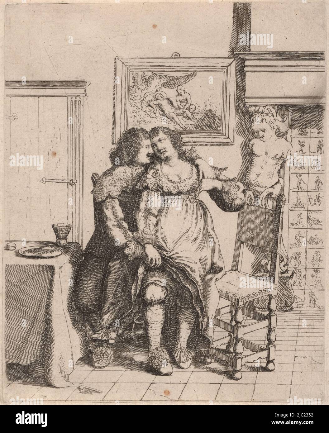Dans une pièce au sol carrelé, un jeune homme s'assoit avec une jeune femme sur ses genoux. Il lève sa jupe. Les deux portent des chaussures avec de grandes rosettes. Sur la gauche, une table avec une plaque et un verre. En arrière-plan sur la gauche une porte et sur la droite une cheminée avec un caryatide et des tuiles bleues de Delft. Sur le mur est accroché un tableau représentant une nymphe endormi épiété par un satyr, Une femme assise sur un homme Lap, imprimeur: Willem Basse, Amsterdam, c. 1634, papier, gravure, h 176 mm × l 142 mm Banque D'Images