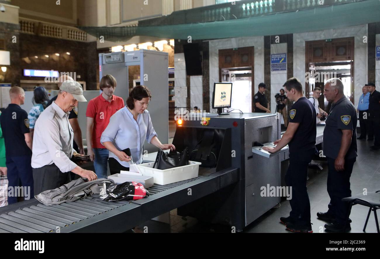 Non exclusif: KIEV, UKRAINE - 9 JUIN 2022 - les passagers font scanner leurs bagages au terminal central des trains de Kiev-Pasazhyrskyi Banque D'Images