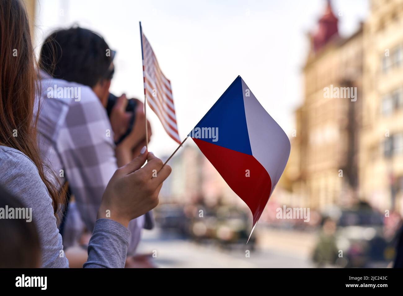 Drapeaux tchèques et américains entre les mains des peuples - célébration de la libération de Plzen par l'armée américaine Banque D'Images