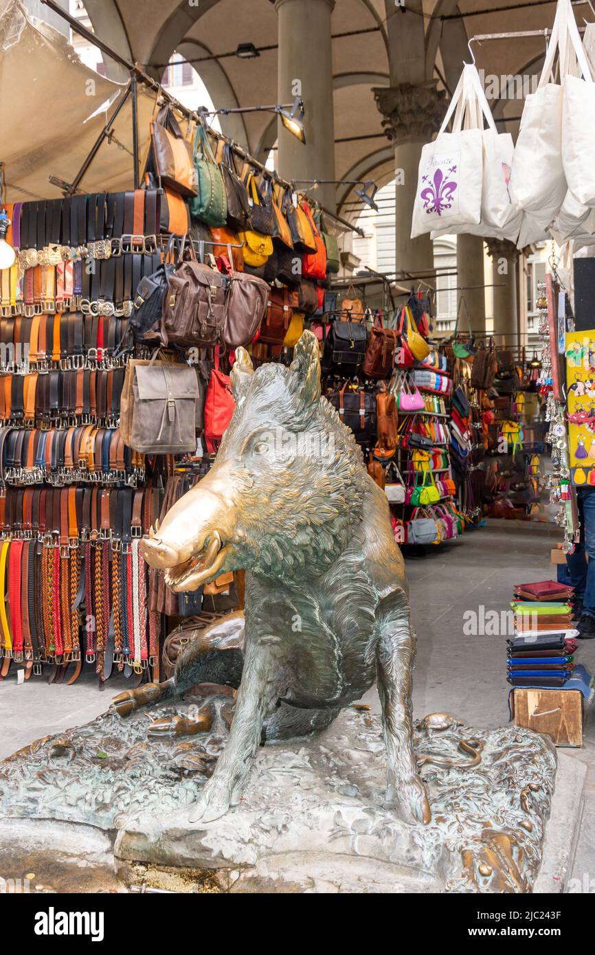 La statue du Pig de bronze (il Porcellino), Nouveau marché (Mercato Nuovo) Florence (Firenze), région Toscane, Italie Banque D'Images