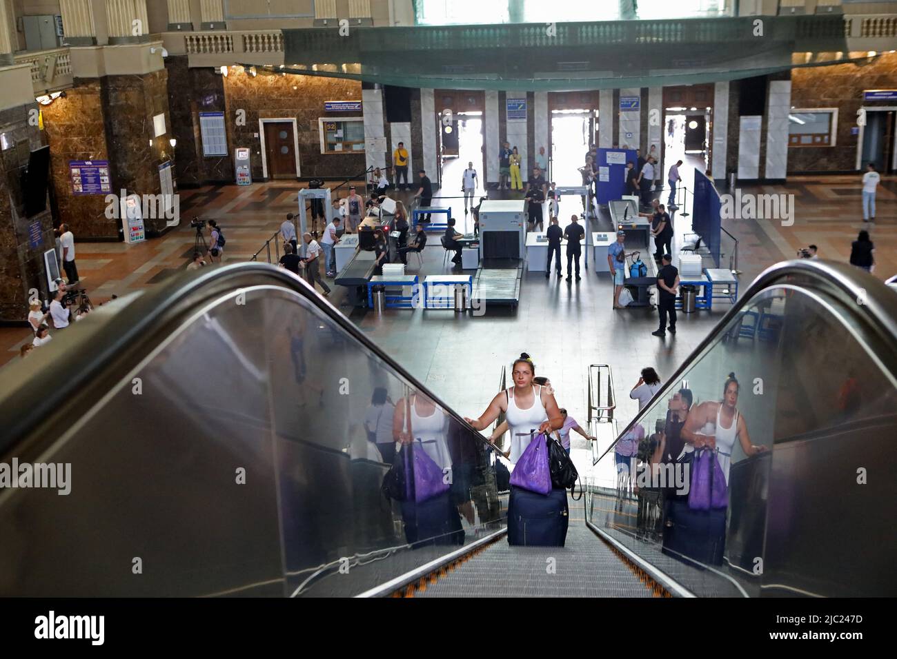 Kiev, Ukraine. 9 juin 2022.les passagers utilisent un escalator au terminal central des chemins de fer après avoir passé les procédures de sécurité intensifiées à la gare de Kiev-Pasazhyrskyi, Kiev, capitale de l'Ukraine. 9 juin 2022. Photo de Volodymyr Tarasov/Ukrinform/ABACAPRESS.COM Banque D'Images