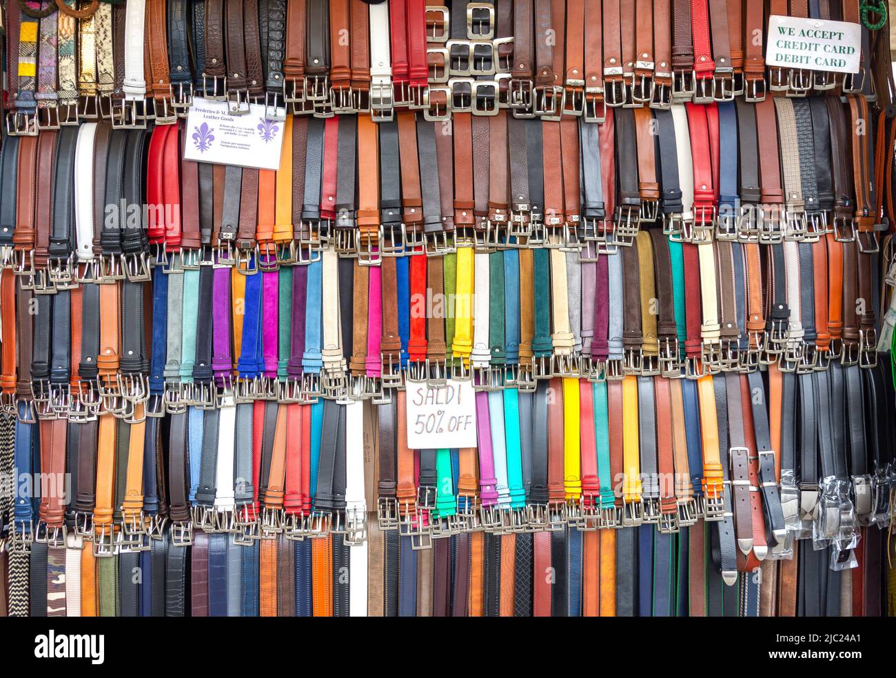 Rack de ceintures en cuir à vendre, Nouveau marché (Mercato Nuovo) Florence (Firenze), région Toscane, Italie Banque D'Images