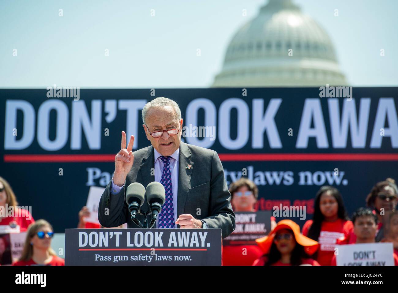 Washington, États-Unis d'Amérique. 08th juin 2022. Le leader de la majorité au Sénat des États-Unis, Chuck Schumer (démocrate de New York), fait des remarques lors d'une manifestation organisée par Everytown pour la sécurité des armes à feu et ses réseaux locaux, Moms Demand action et Students Demand action, près du Capitole des États-Unis à Washington mercredi, 8 juin 2022. Crédit: Rod Lamkey/CNP/Sipa USA crédit: SIPA USA/Alay Live News Banque D'Images
