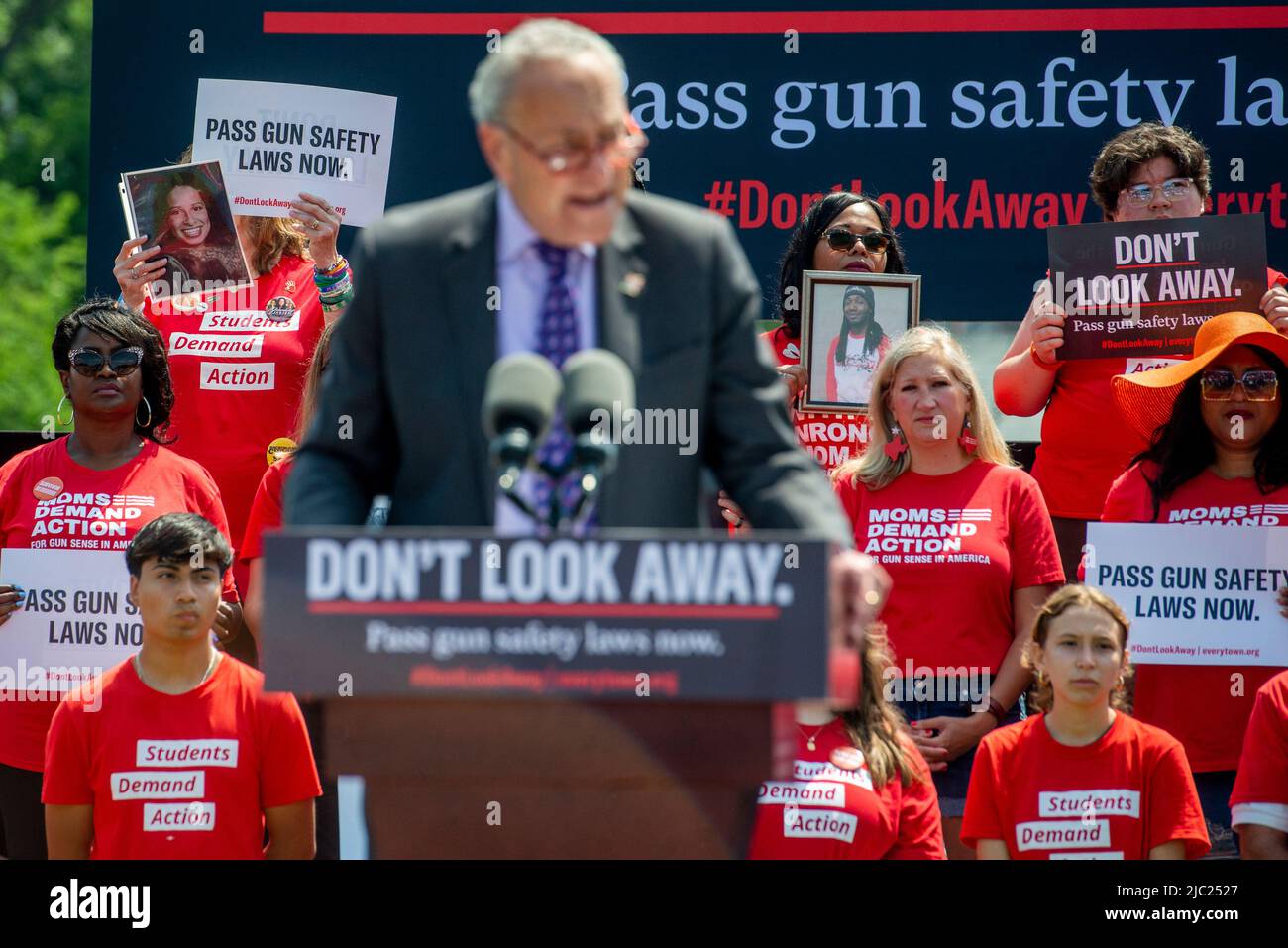 Le leader de la majorité au Sénat des États-Unis, Chuck Schumer (démocrate de New York), fait des remarques lors d'une manifestation organisée par Everytown pour la sécurité des armes à feu et ses réseaux locaux, Moms Demand action et Students Demand action, près du Capitole des États-Unis à Washington mercredi, 8 juin 2022. Crédit: Rod Lamkey / CNP/Sipa USA Banque D'Images