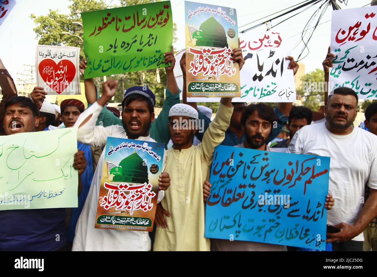 Lahore, Pakistan. 07th juin 2022. Les partisans pakistanais d’un groupe religieux scandent des slogans au cours d’une manifestation pour condamner les références désobligeantes faites récemment par Nupur Sharma, porte-parole du parti nationaliste hindou indien au pouvoir à Lahore, en Inde, sur 7 juin 2022, à l’égard de l’islam et du prophète Mahomet. (Photo de Rana Sajid Hussain/Pacific Press/Sipa USA) crédit: SIPA USA/Alay Live News Banque D'Images