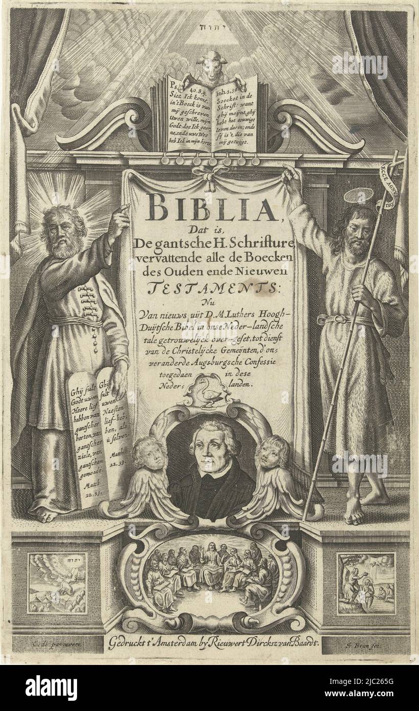 Page de titre pour une Bible dans la traduction de Luther. Au centre un portrait de Luther. De chaque côté du titre Moïse et Jean-Baptiste. Ci-dessous trois scènes bibliques: Moïse recevant les tablettes de pierre, la Cène et le baptême du Christ par Jean-Baptiste. Au-dessus du titre l'Agneau de Dieu tenant une Bible ouverte avec ses pattes, Moïse, Christ et portrait Martin Luther page titre pour: Biblia, c'est-à-dire, la gantsche H. Schifture, Amsterdam: 1648., Imprimeur: Frans Brun, (mentionné sur l'objet), Crispijn van de passe, (mentionné sur l'objet), imprimeur: Rieuwert Dircksz van Baardt, (mentionné Banque D'Images