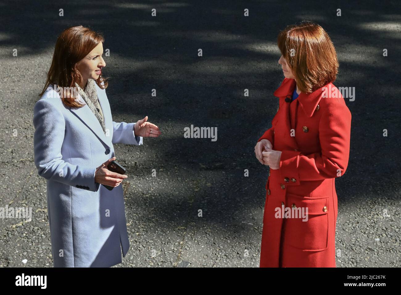 Tamara Cohen (l), correspondante politique, et Kay Burley (r), présentatrice, journalistes Sky News à Downing Street, Londres, Royaume-Uni Banque D'Images