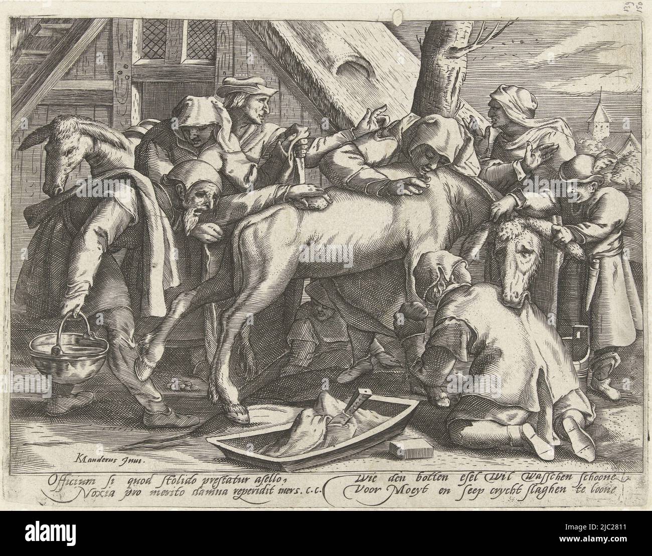 Un groupe d'hommes essaie de laver un âne. Les hommes sont occupés avec des seaux, du savon et des lingettes. Ils ne sont pas remerciés. L'âne frappe ses jambes et mord un des hommes dans le dos. Dans la marge inférieure, un verset en latin, signé C.C., et un proverbe néerlandais, Washing the Donkey, imprimeur: Gillis van Breen, Karel van Mander (I), (mentionné sur l'objet), inconnu, (mentionné sur l'objet), imprimeur: Pays-Bas, Haarlem, 1595 - 1605, papier, gravure, h 150 mm × l 200 mm Banque D'Images