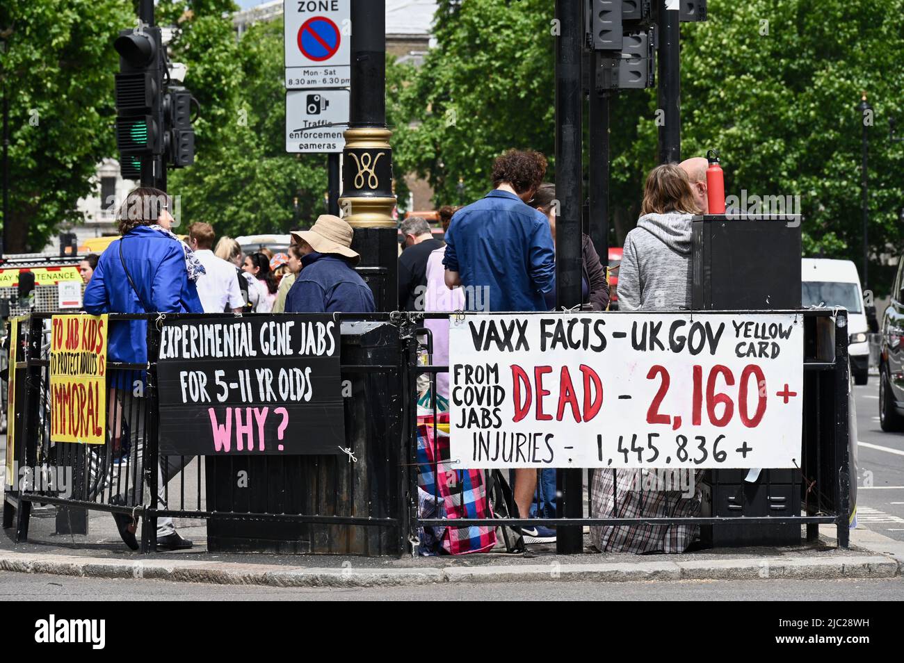 Londres, Royaume-Uni. Les manifestants anti-vax ont continué de faire campagne contre la vaccination contre le COVID, Parliament Square, Westminster. Banque D'Images