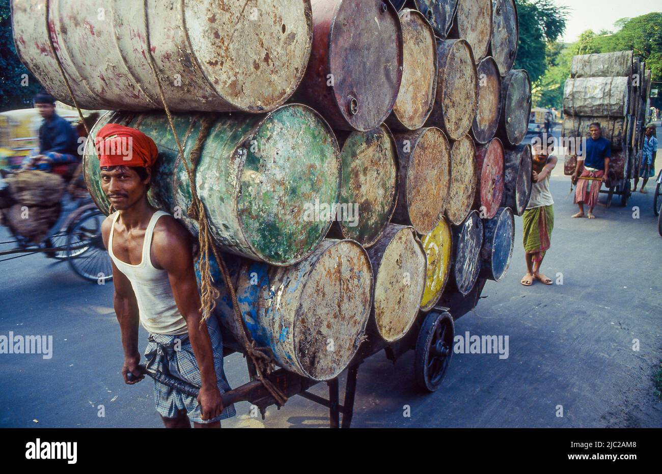 Bangladesh; portrait d'un homme transportant une charge de navires sur une charrette. Banque D'Images