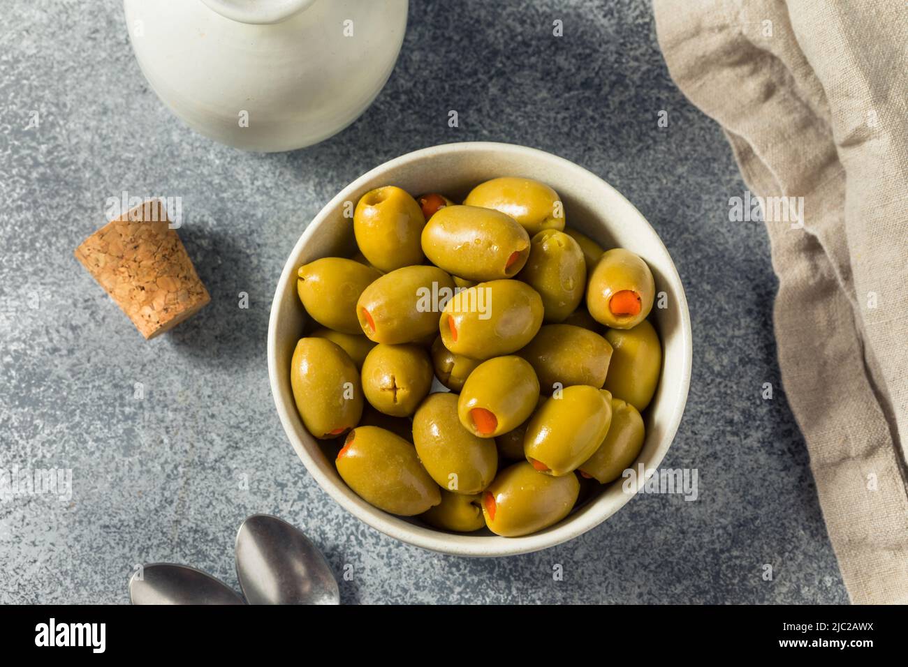 Olives vertes biologiques marinées crues avec poivrons de Pimento Banque D'Images