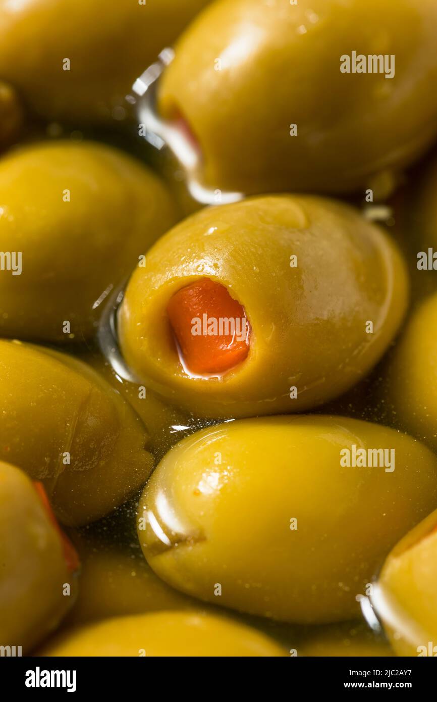 Olives vertes biologiques marinées crues avec poivrons de Pimento Banque D'Images