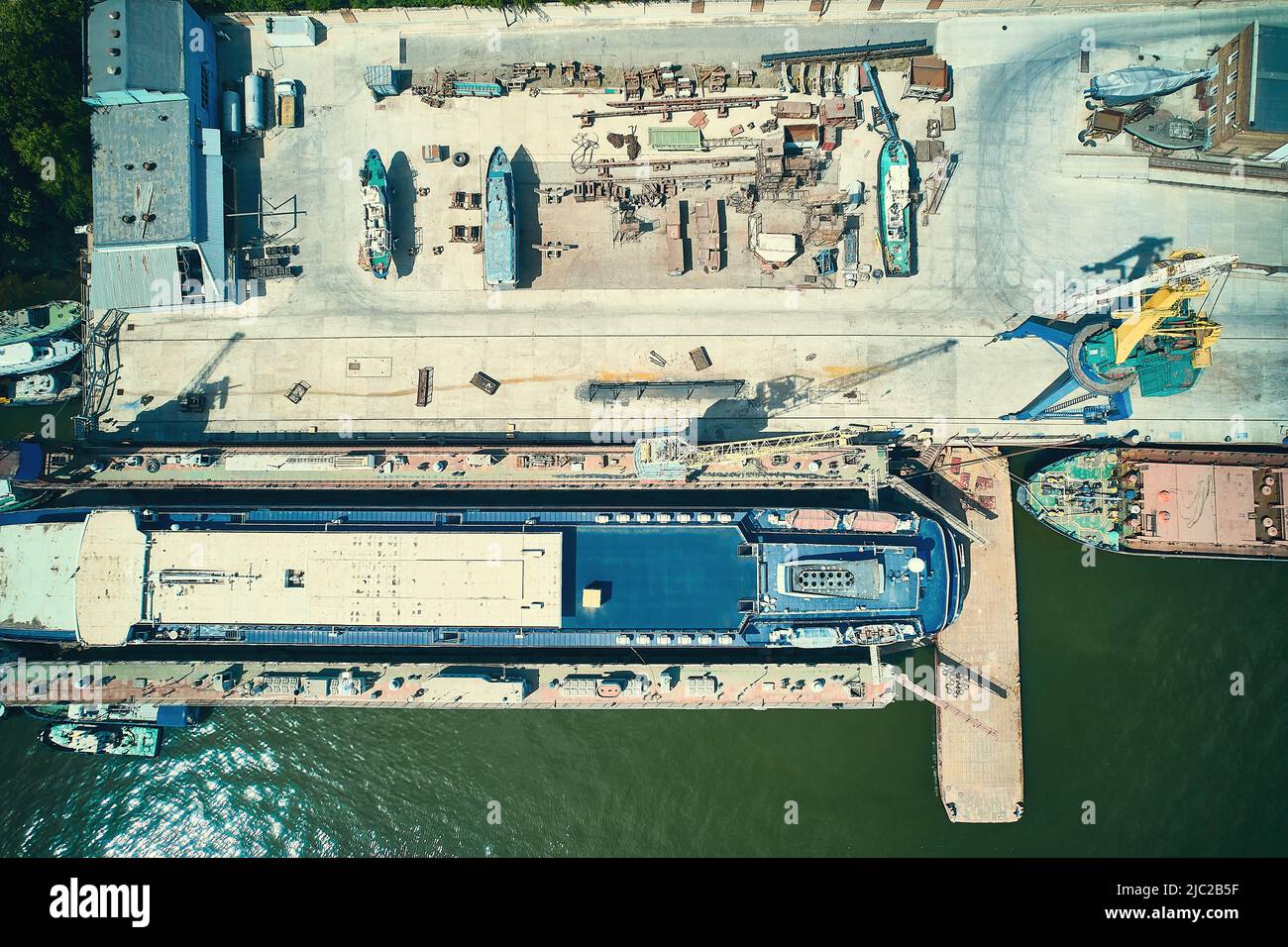 Grue et navire dans un quai Banque D'Images