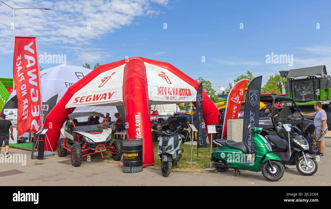 Novi Sad, Serbie 21 mai 2022 Tente gonflable stand Segway Quads et