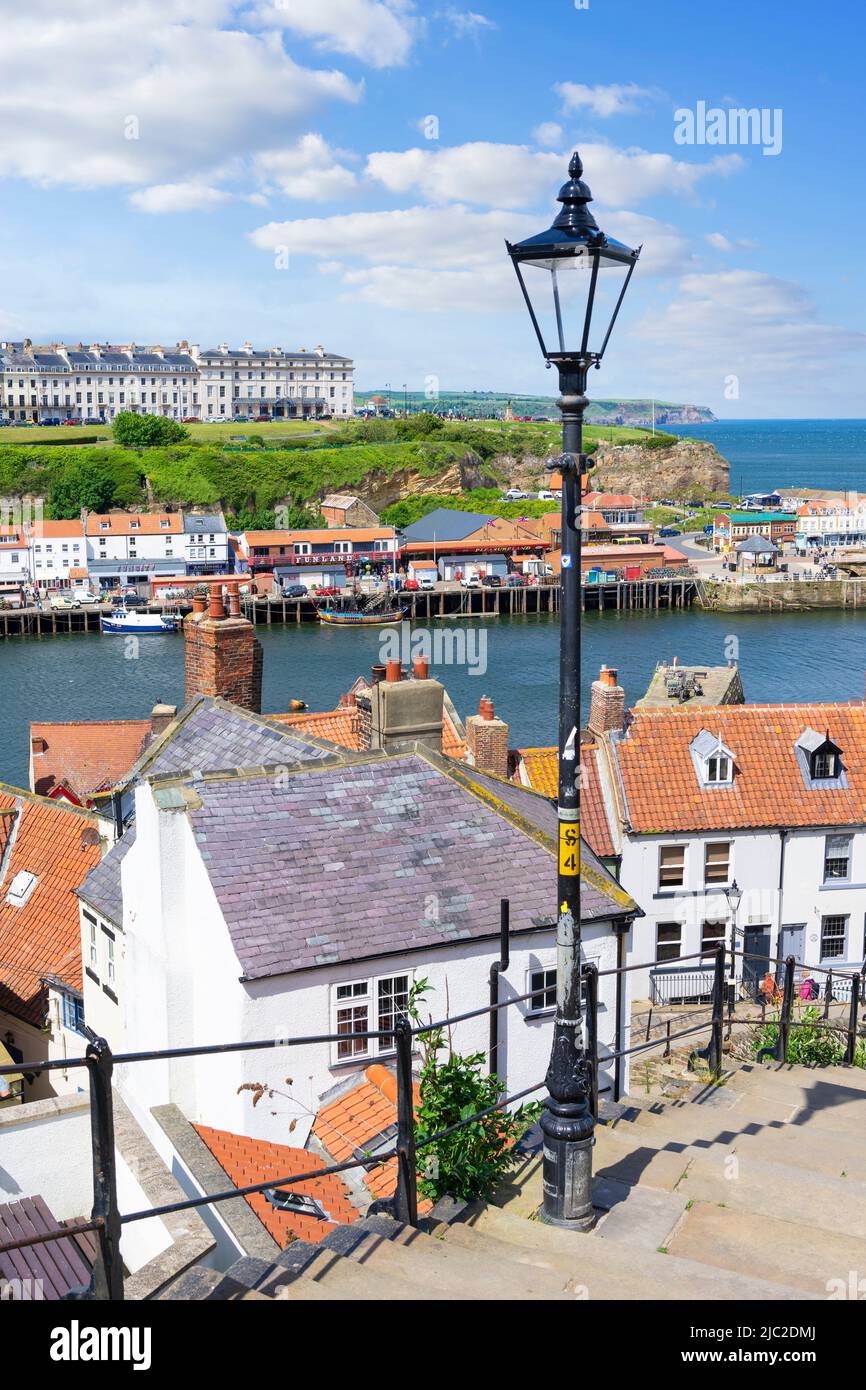 Whitby Yorkshire vue sur le port de Whitby depuis les 199 marches jusqu'à la ville de l'abbaye Whitby North Yorkshire Angleterre Grande-Bretagne GB Europe Banque D'Images