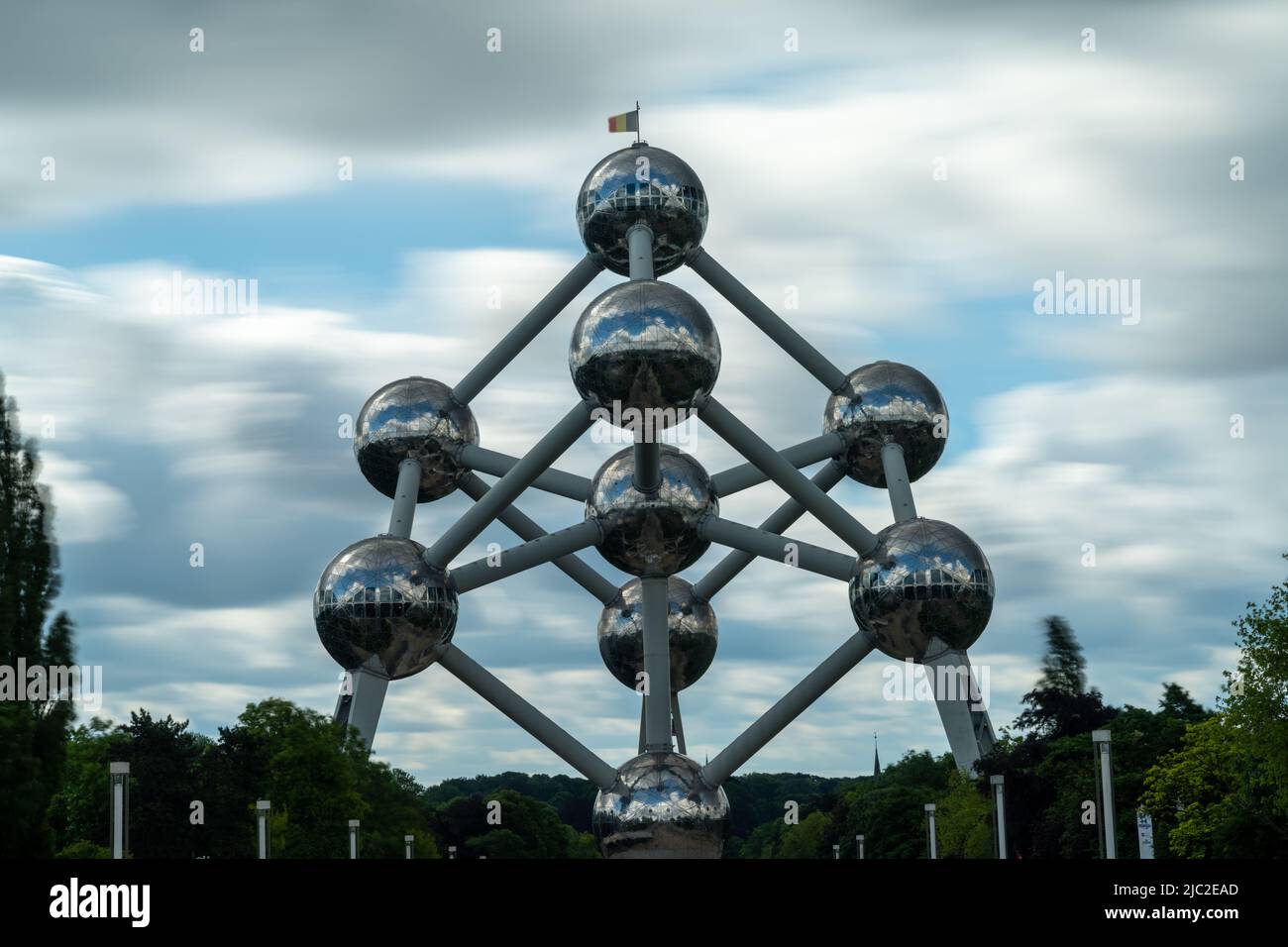 Bruxelles, Belgique - 6 juin 2022 : longue exposition de l'Atomium dans le centre de Bruxelles Banque D'Images