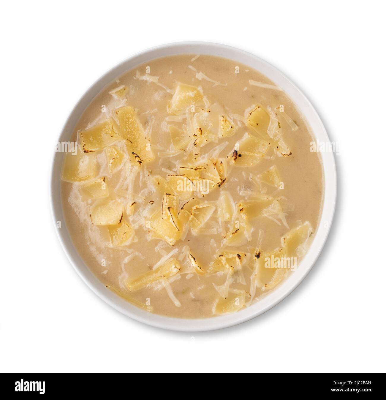 Soupe à l'oignon et au fromage dans un bol isolé sur fond blanc. Banque D'Images