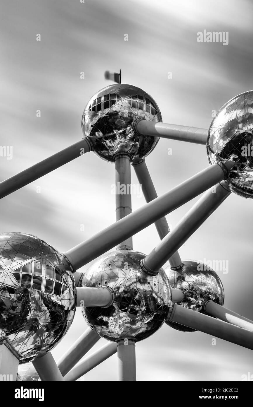Bruxelles, Belgique - 6 juin 2022 : exposition longue en noir et blanc de l'Atomium dans le centre de Bruxelles Banque D'Images