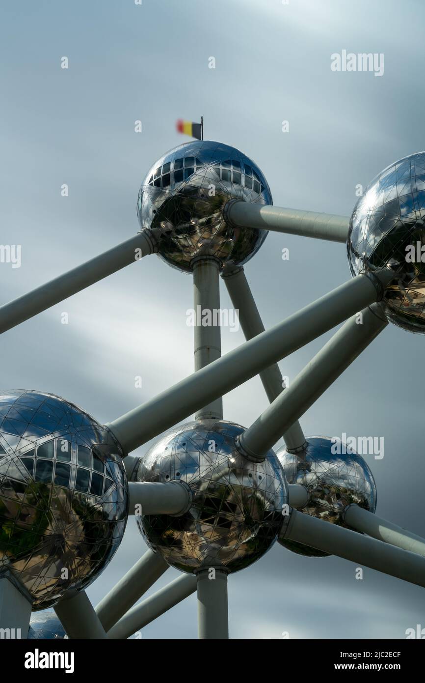 Bruxelles, Belgique - 6 juin 2022 : longue exposition de l'Atomium dans le centre de Bruxelles Banque D'Images