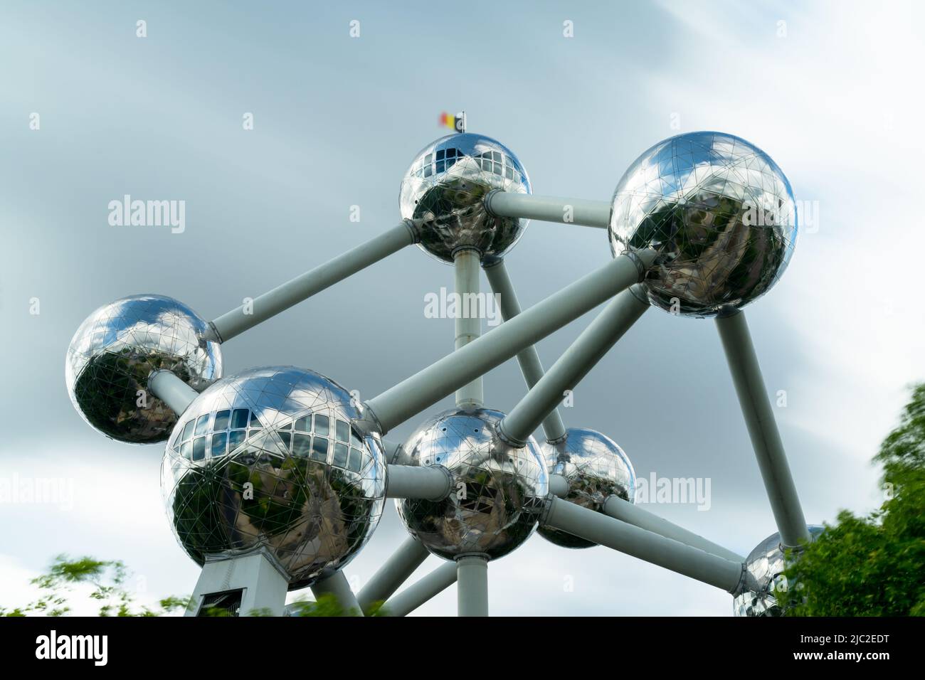 Bruxelles, Belgique - 6 juin 2022 : longue exposition de l'Atomium dans le centre de Bruxelles Banque D'Images