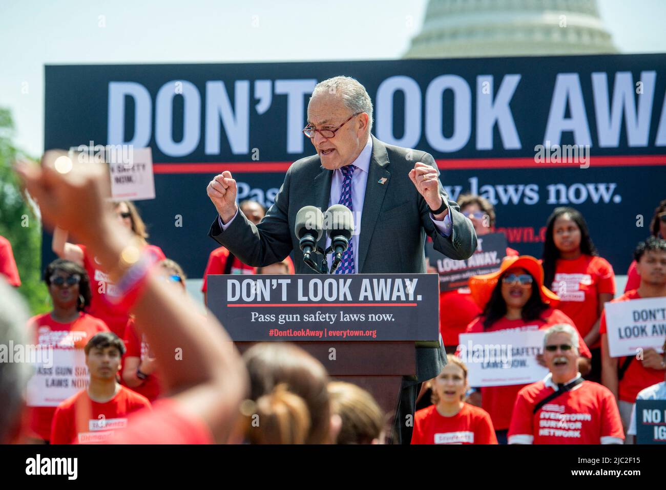 Le leader de la majorité au Sénat des États-Unis, Chuck Schumer (démocrate de New York), fait des remarques lors d'une manifestation organisée par Everytown pour la sécurité des armes à feu et ses réseaux locaux, Moms Demand action et Students Demand action, près du Capitole des États-Unis à Washington mercredi, 8 juin 2022. Photo de Rod Lamkey/CNP/ABACAPRESS.COM Banque D'Images