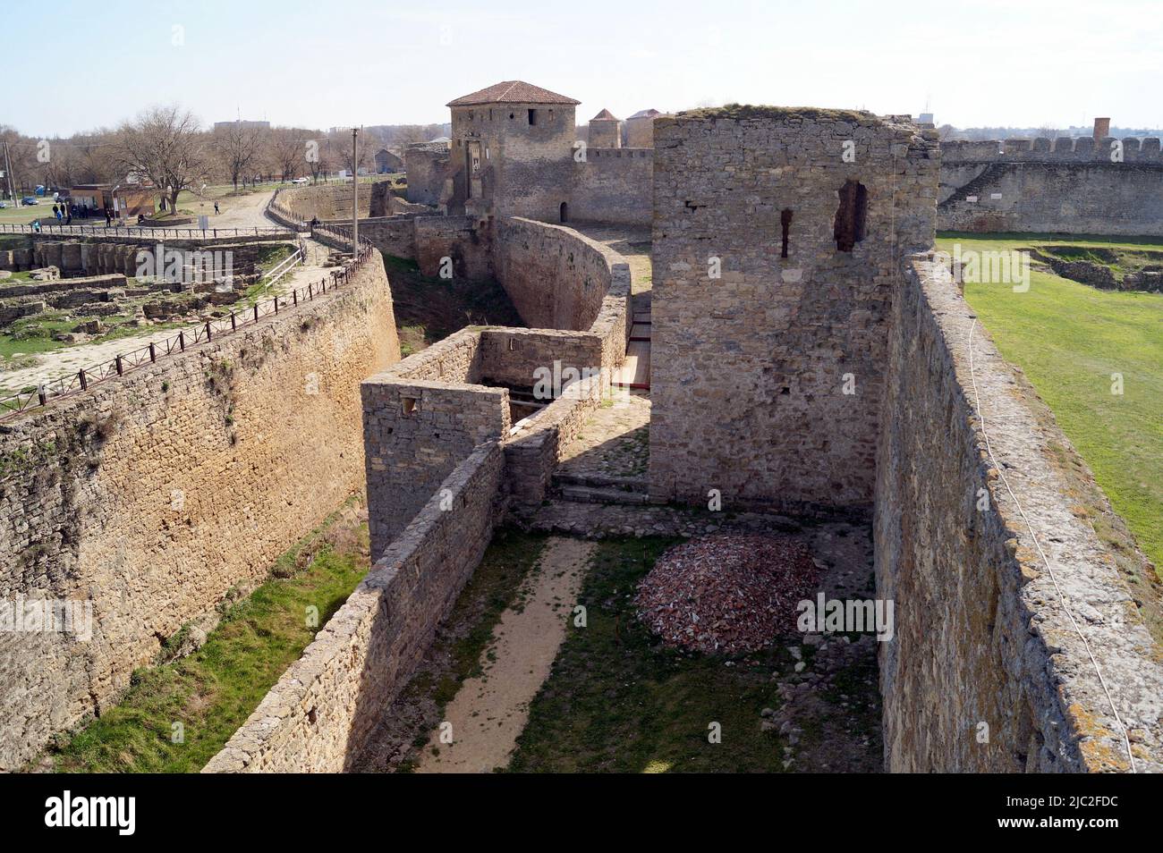 Forteresse d'Akkerman, douves et tours, vue depuis le pont à la porte principale, Bilhorod-Dnistrovskyi, région d'Odessa, Ukraine Banque D'Images