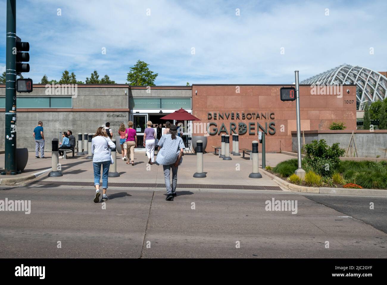 Denver, Colorado, 27 mai 2022. Le public marchant vers les jardins botaniques de Denver par une journée partiellement nuageux Banque D'Images