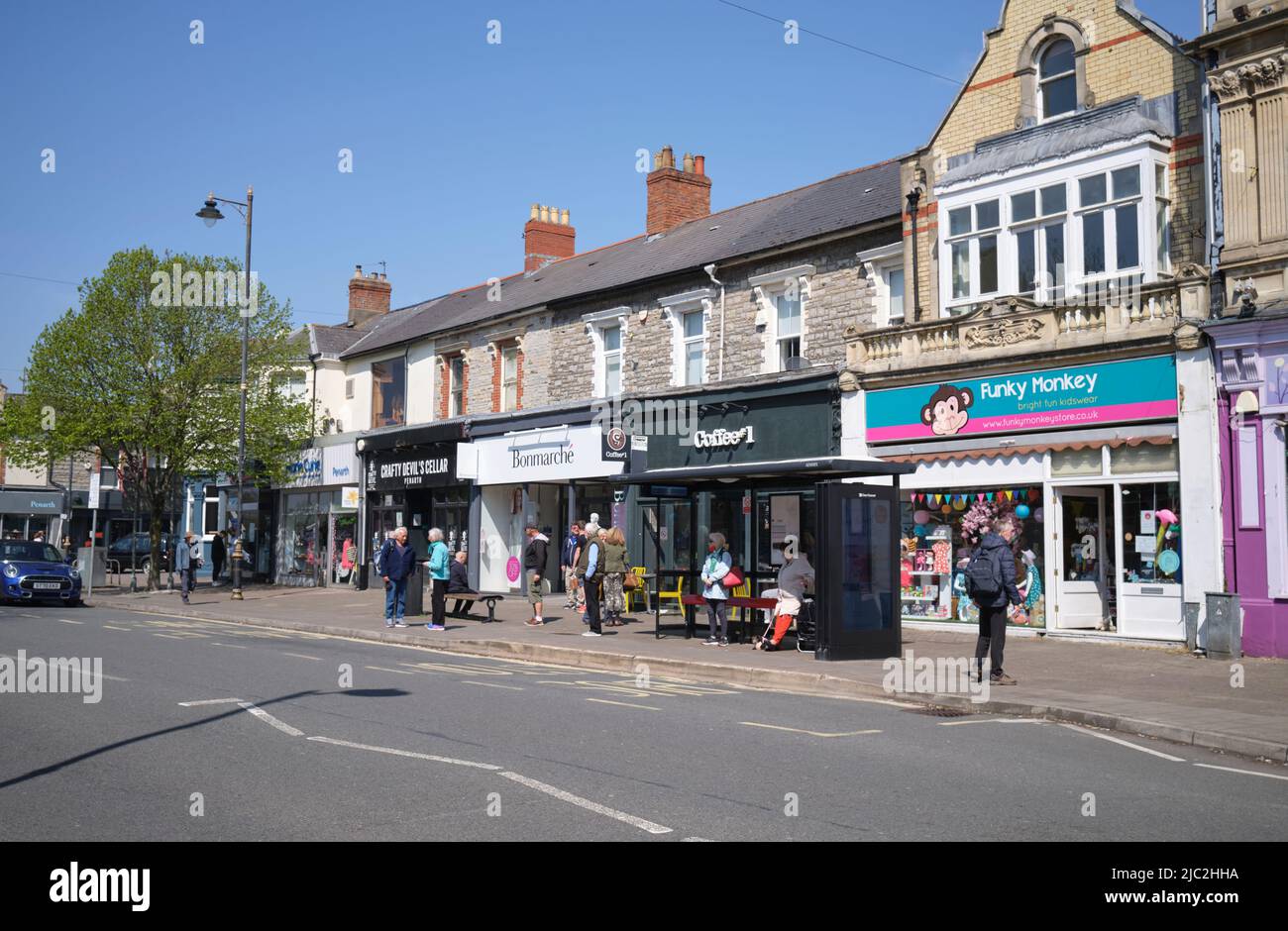 Magasins dans le centre-ville de Penarth South Wales Banque D'Images