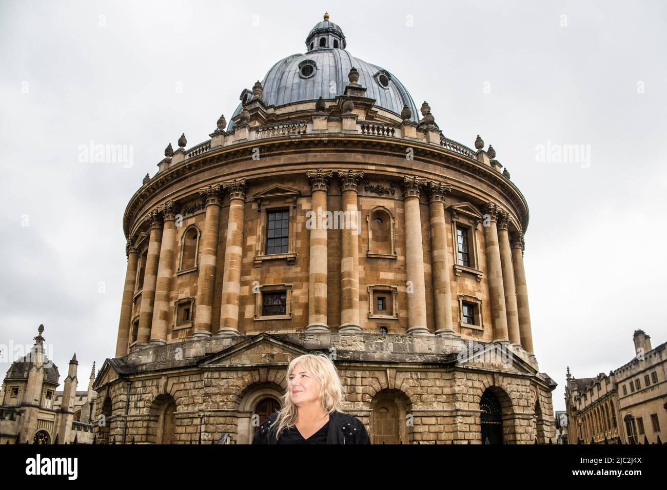 8-27-2019 Oxford USA - Tourist debout devant la caméra Radcliffe - la bibliothèque ronde d'Oxford Angleterre - lors d'une journée typiquement couvert Banque D'Images