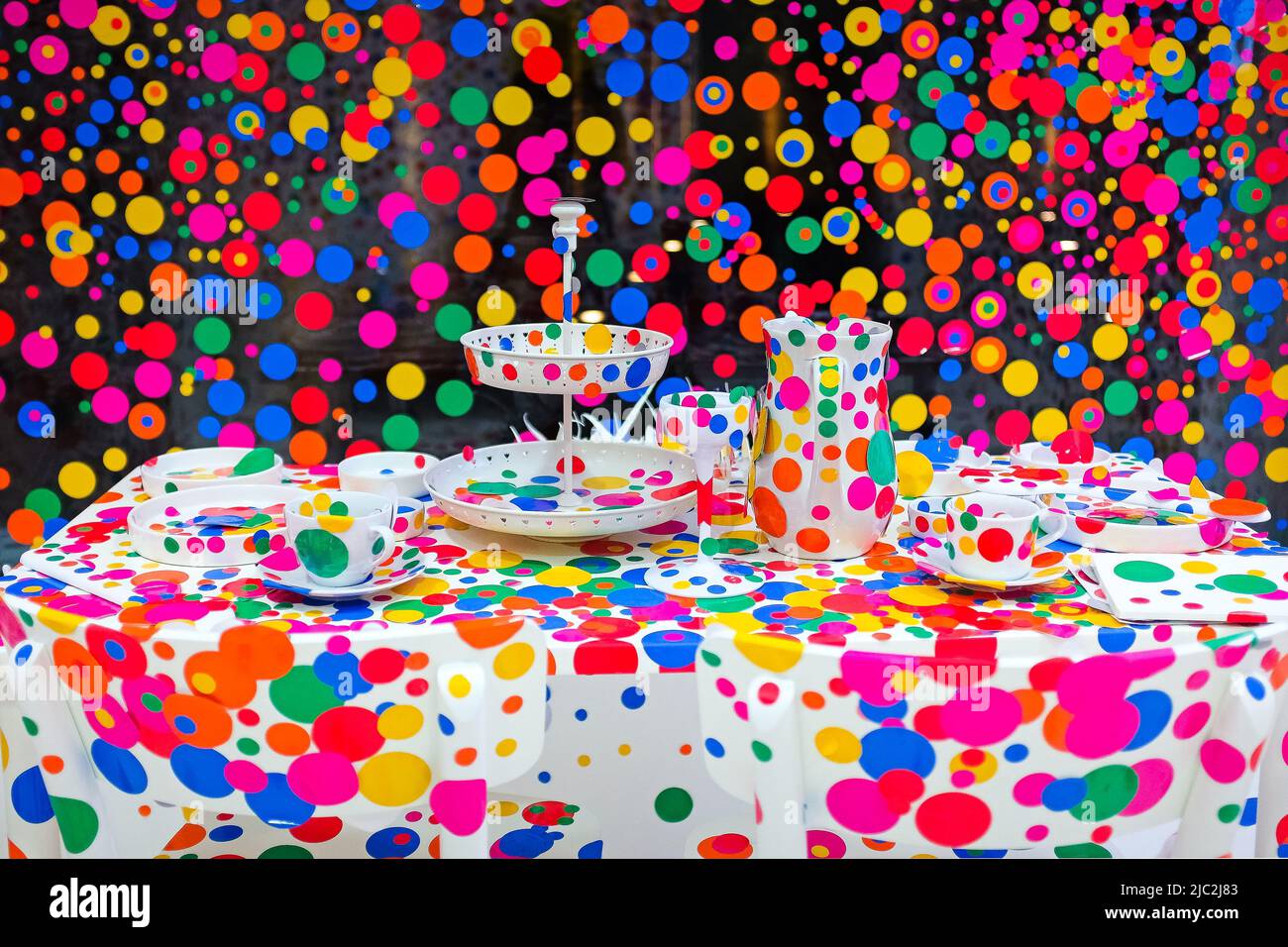 Sharjah, Émirats Arabes Unis : dans la salle d'oblitération originale de Yayoi Kusama, un espace blanc avec des meubles de tous les jours transformés par les visiteurs avec des points de polka colorés. Banque D'Images