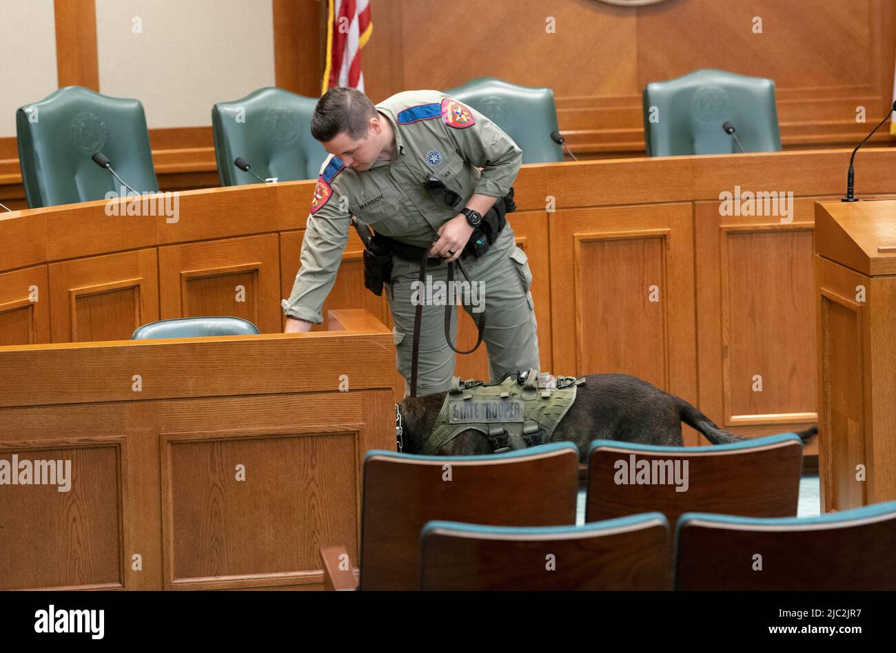 Austin Texas États-Unis, 9 juin 2022 : un officier du département de la sécurité publique du Texas effectue un contrôle de routine avec un chien qui se renifle de bombe avant la première réunion du comité d'enquête sur le tir élémentaire de Robb dans une salle d'audience du Capitole. Crédit : Bob Daemmrich/Alay Live News Banque D'Images