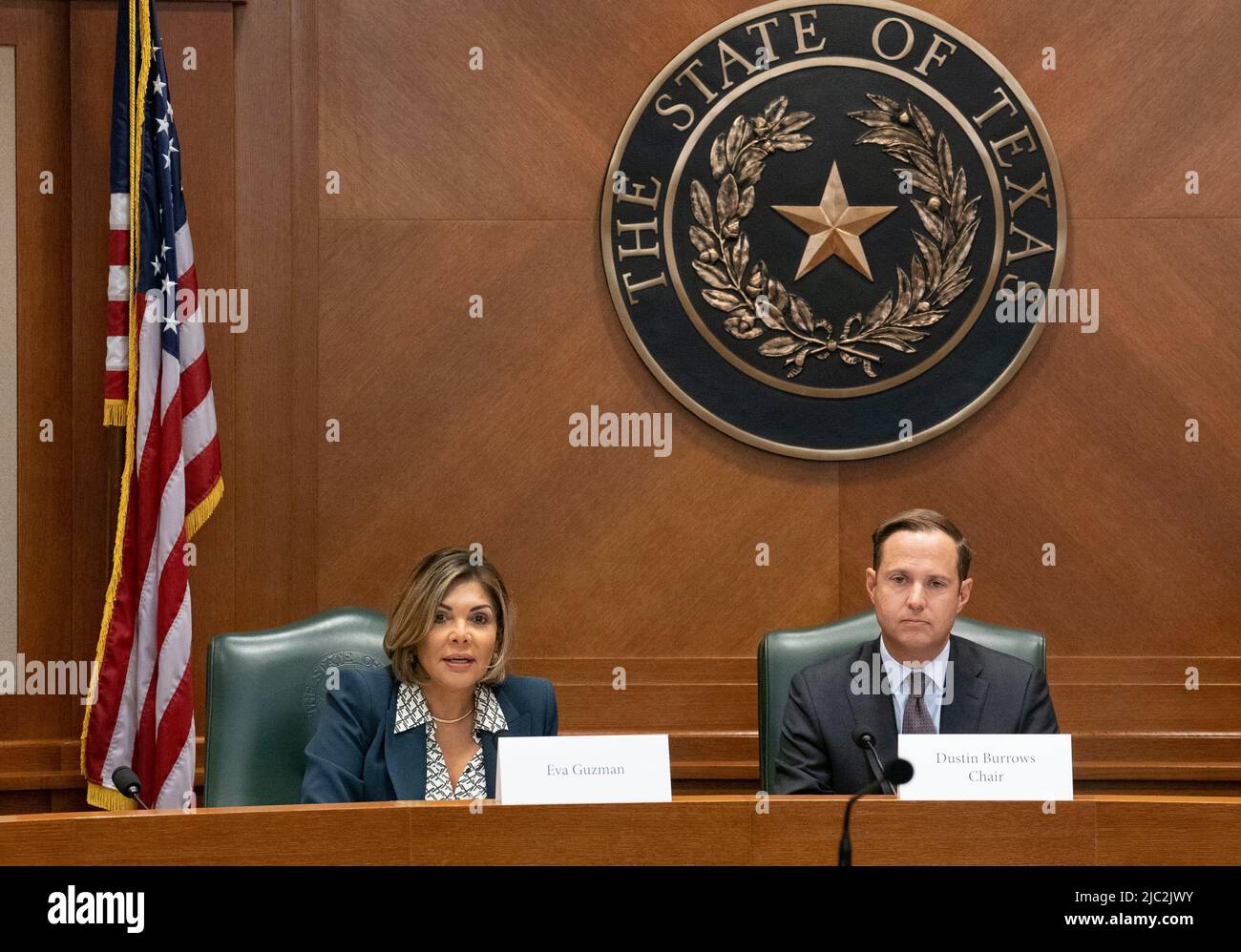 Austin Texas États-Unis, 9 juin 2022: L'ancien juge de la Cour suprême du Texas EVA GUZMAN fait une déclaration lors de la première réunion du Comité d'enquête sur le tir élémentaire de Robb, nommé par le président de la Chambre Dade Phelan. À droite se trouve DUSTIN BURROWS, le représentant de l'État du Texas. Crédit : Bob Daemmrich/Alay Live News Banque D'Images