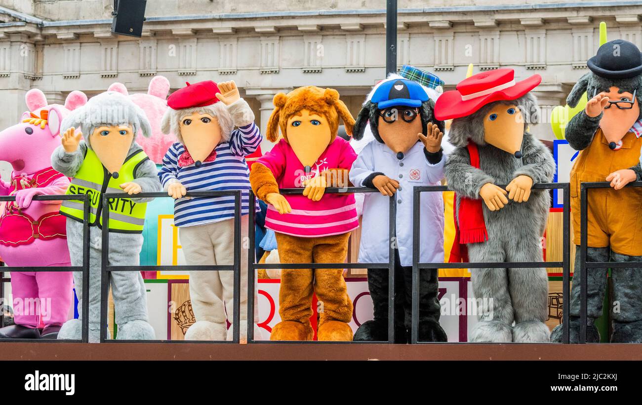 Des personnages de télévision, dont The Wobbles, The Gruffly, Wallace et Gromit, le dangereux et le postier Pat - Acte II: Le temps de nos vies, une procession jubilante comme personne d'autre, une évocation des sept décennies du règne extraordinaire de la Reine. Une troupe de 2 500 bénévoles et membres du public (la plus ancienne a 99 ans!) Célébrera l’évolution de la créativité et de la culture britanniques et du Commonwealth au cours des sept décennies de règne de la Reine de 1952 à 2022. Le Jubilé de platine de sa Majesté la Reine racontant l’histoire de son règne de 70 ans, a joué en quatre parties. Banque D'Images