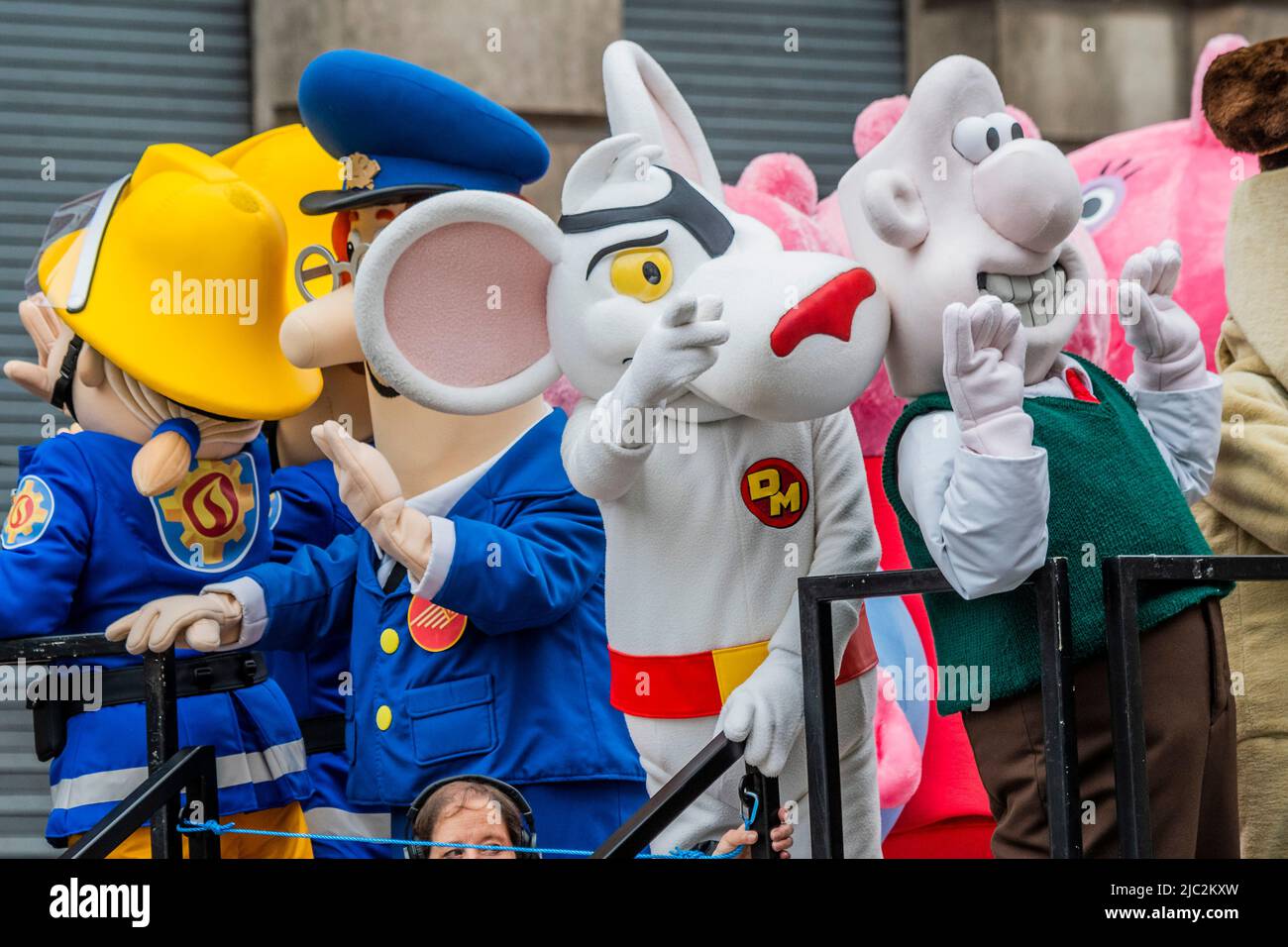 Des personnages de télévision, dont The Wobbles, The Gruffly, Wallace et Gromit, le dangereux et le postier Pat - Acte II: Le temps de nos vies, une procession jubilante comme personne d'autre, une évocation des sept décennies du règne extraordinaire de la Reine. Une troupe de 2 500 bénévoles et membres du public (la plus ancienne a 99 ans!) Célébrera l’évolution de la créativité et de la culture britanniques et du Commonwealth au cours des sept décennies de règne de la Reine de 1952 à 2022. Le Jubilé de platine de sa Majesté la Reine racontant l’histoire de son règne de 70 ans, a joué en quatre parties. Banque D'Images