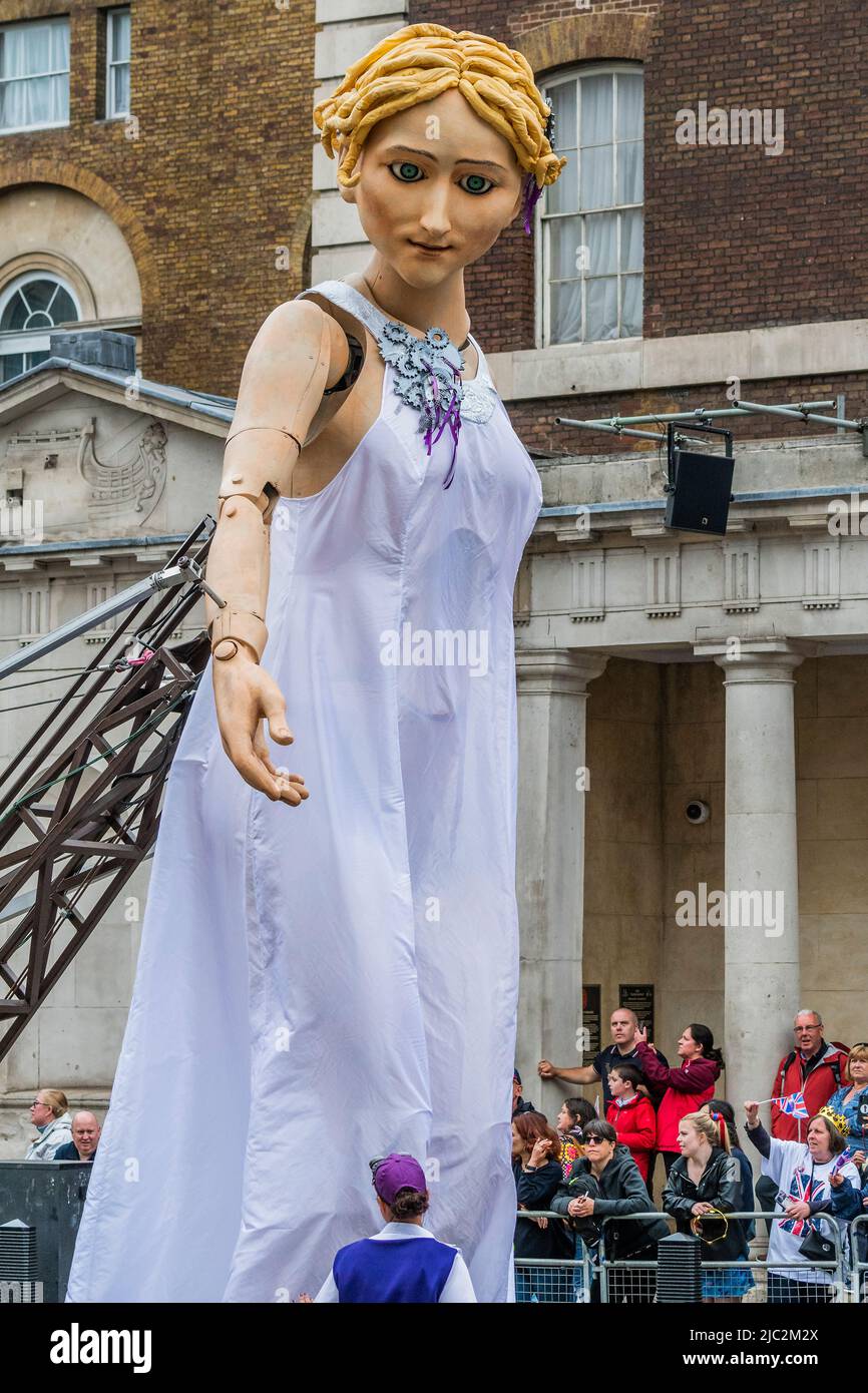 ’Les Favoris de la Reine.’, créé par une organisation d’arts de plein air basée à Coventry, dirigée par une marionnette de Godiva d’une hauteur de vingt pieds - la section Imagineer - LOI III : CÉLÉBRONS, douze chapitres raconteront l'histoire du règne de la Reine et des intérêts personnels, elle a impliqué environ 2 500 personnes issues de communautés à travers le Royaume-Uni - sa Majesté le Jubilé de platine de la Reine racontant l'histoire de son règne de 70 ans, joué en quatre parties. Banque D'Images